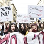Numerose ragazze manifestano a Milano
