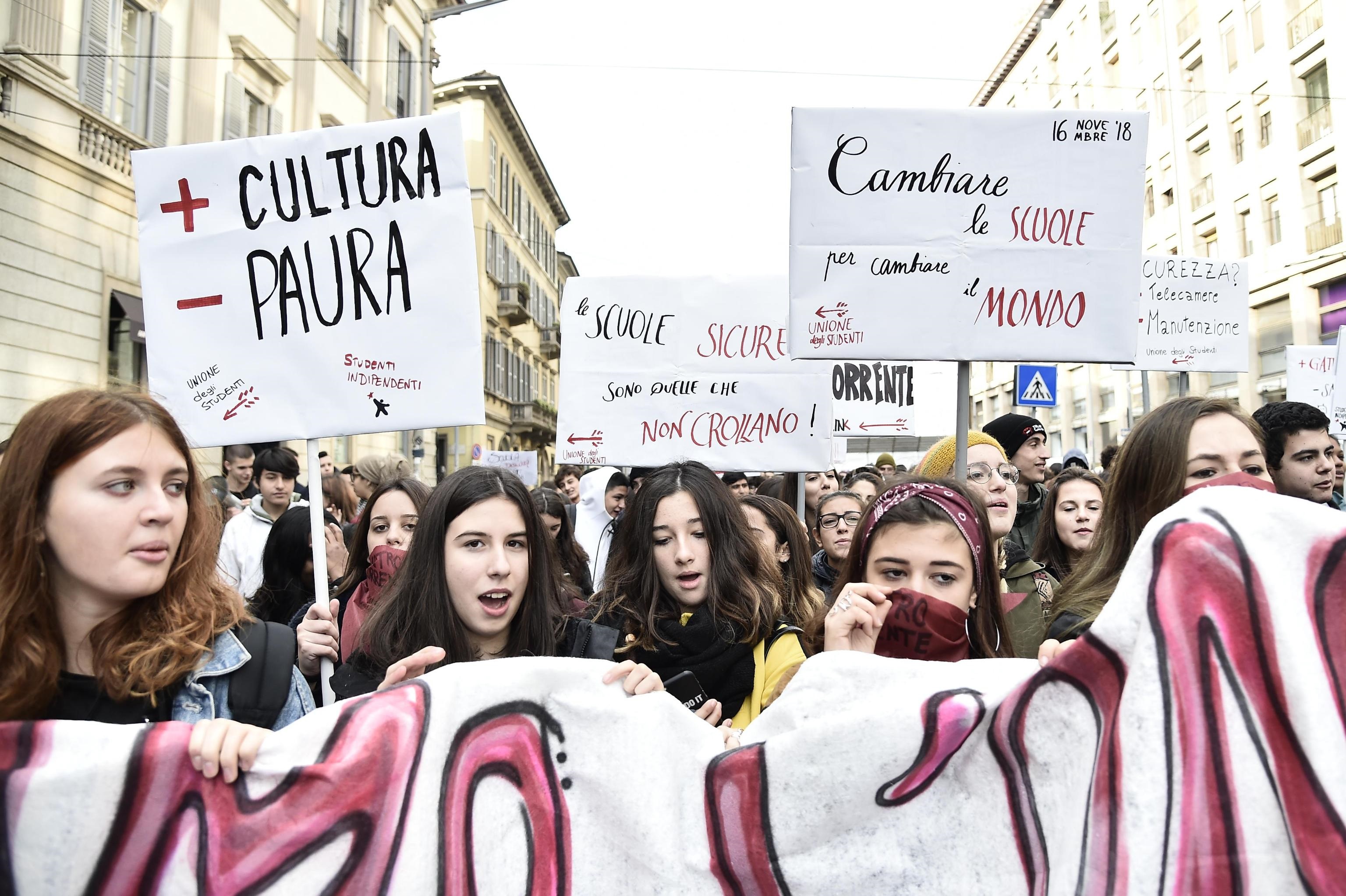 Numerose ragazze manifestano a Milano
