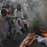 Roghi appiccati da manifestanti contro l'avvocato di Asia Bibi Roghi appiccati da manifestanti contro l'avvocato di Asia Bibi