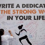 Due ragazze scrivono frasi di incoraggiamento per tutti coloro che parteciperanno alla corsa Due ragazze scrivono frasi di incoraggiamento per tutti coloro che parteciperanno alla corsa