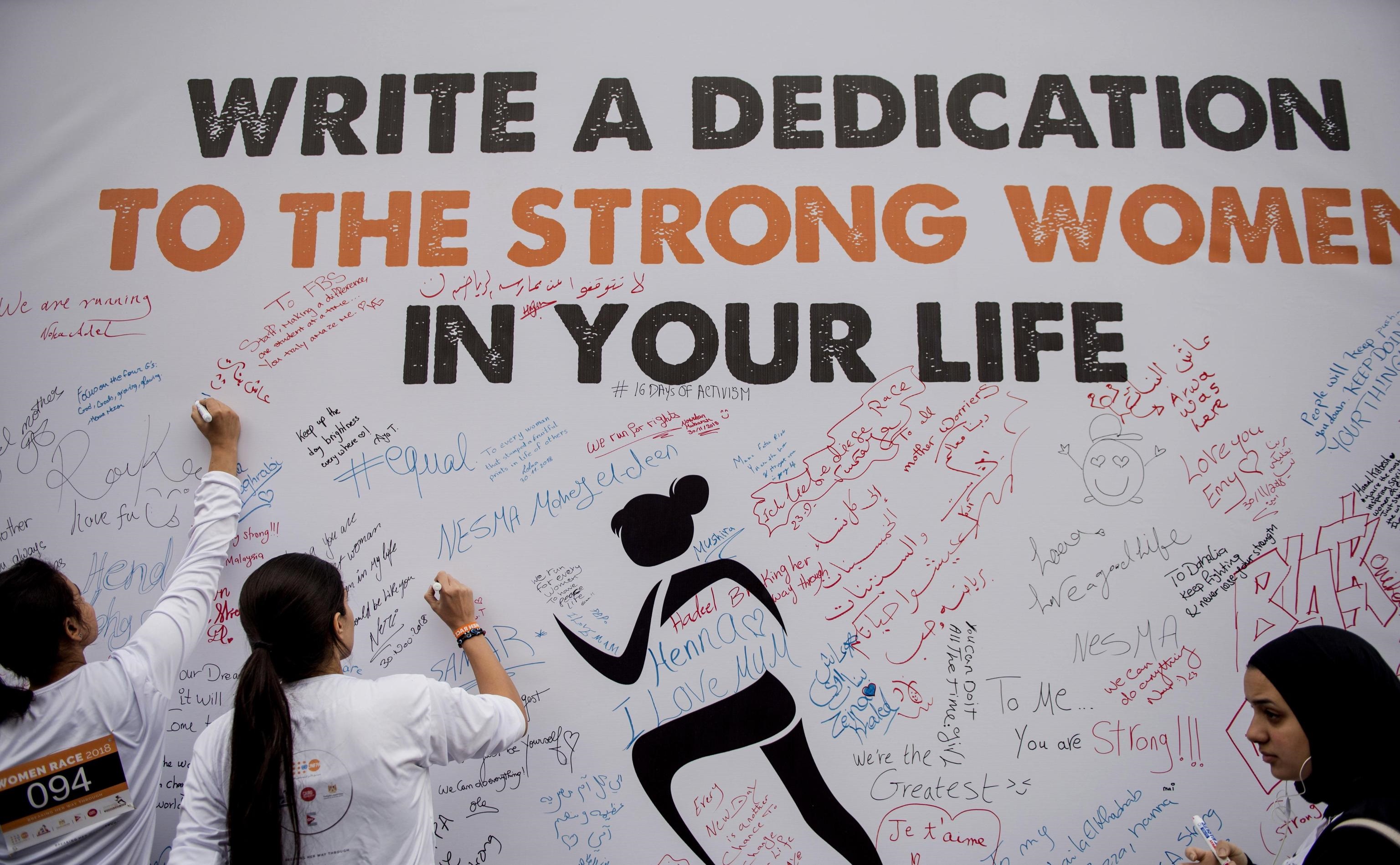 Due ragazze scrivono frasi di incoraggiamento per tutti coloro che parteciperanno alla corsa Due ragazze scrivono frasi di incoraggiamento per tutti coloro che parteciperanno alla corsa