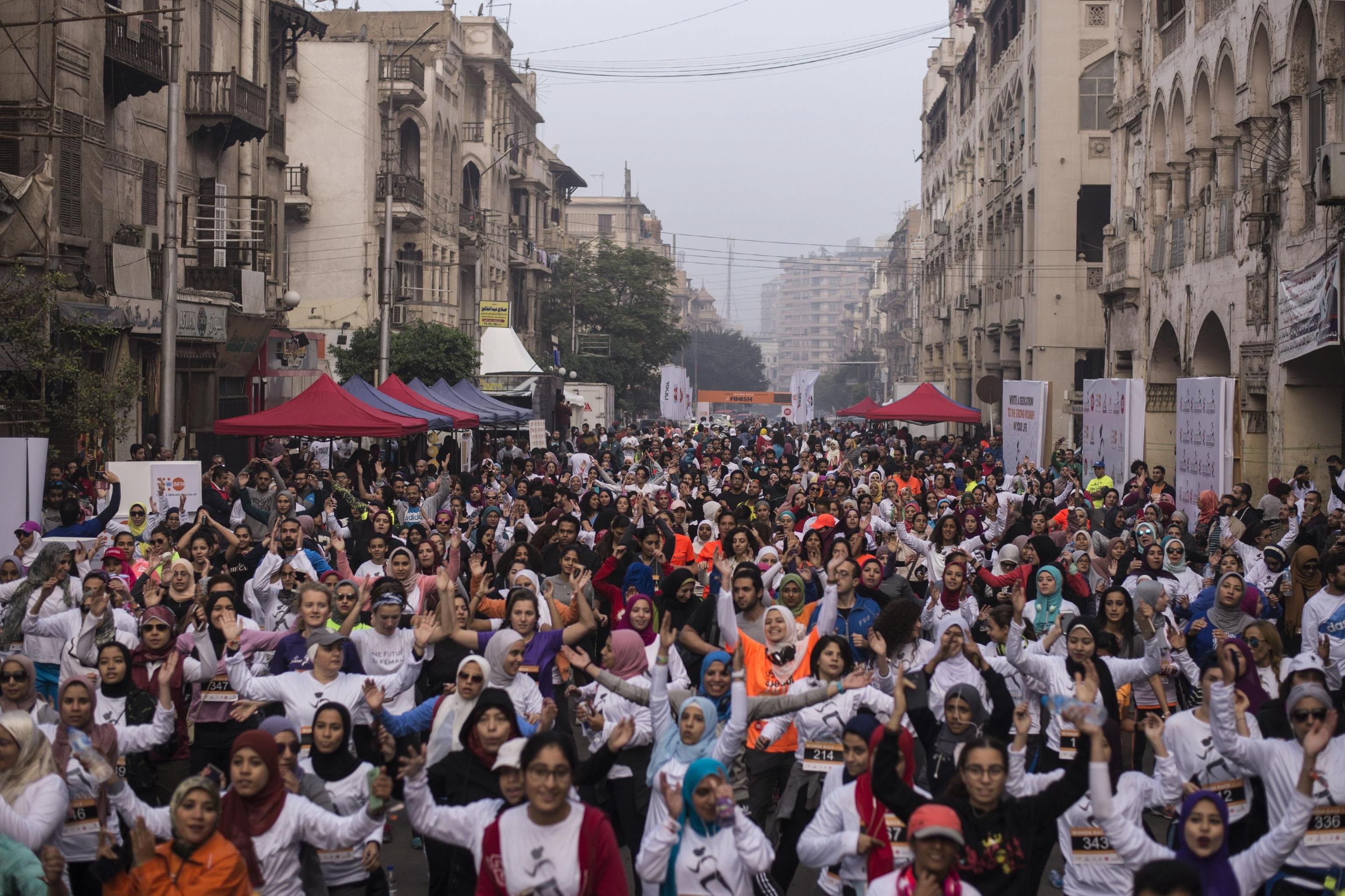 Il riscaldamento pre-partenza. Uno scorcio del quartiere di Heliopolis, dove ha preso il via la gara Il riscaldamento pre-partenza. Uno scorcio del quartiere di Heliopolis, dove ha preso il via la gara