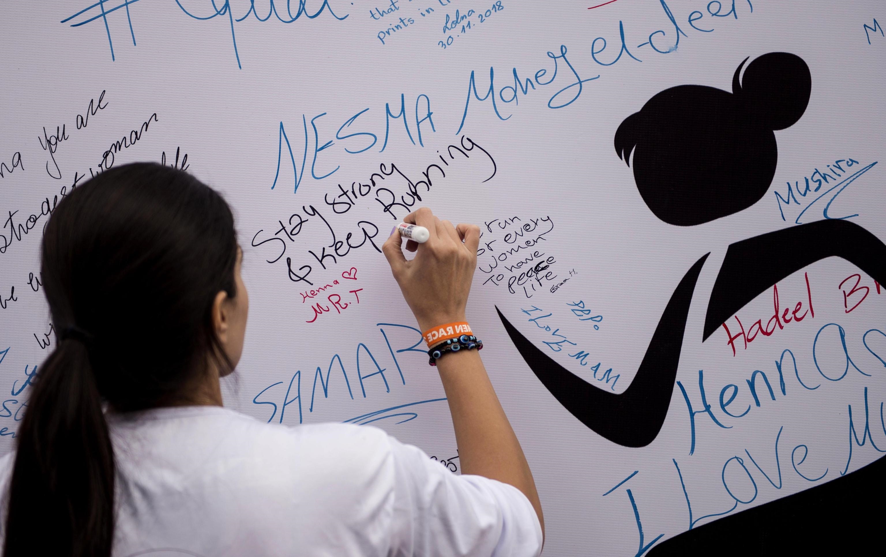 "Siate forti e continuate a correre!", uno dei tanti messaggi scritti sul muro. "Siate forti e continuate a correre!", uno dei tanti messaggi scritti sul muro.