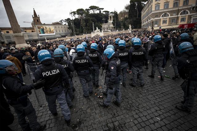 Le forze dell'ordine fronteggiano l'arrivo dei tifosi tedeschi