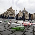 Il triste scenario lasciato dai tifosi tedeschi, che agiscono indisturbati nel centro di Roma. Nel dettaglio, le bottiglie lasciate abbandonate dalla tifoseria