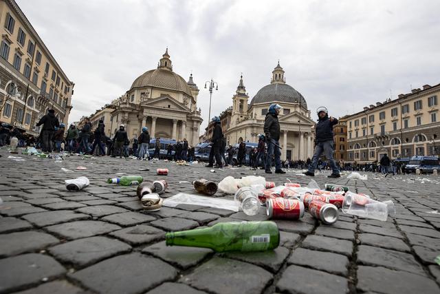 Il triste scenario lasciato dai tifosi tedeschi, che agiscono indisturbati nel centro di Roma. Nel dettaglio, le bottiglie lasciate abbandonate dalla tifoseria