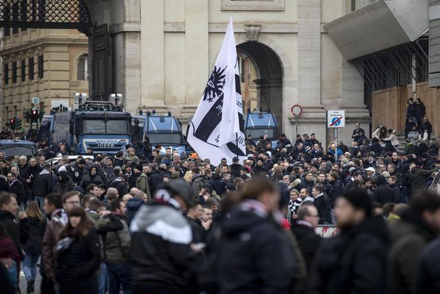 I tifosi dell'Eintracht Francoforte giungono a Piazza del Popolo, il loro punto di ritrovo