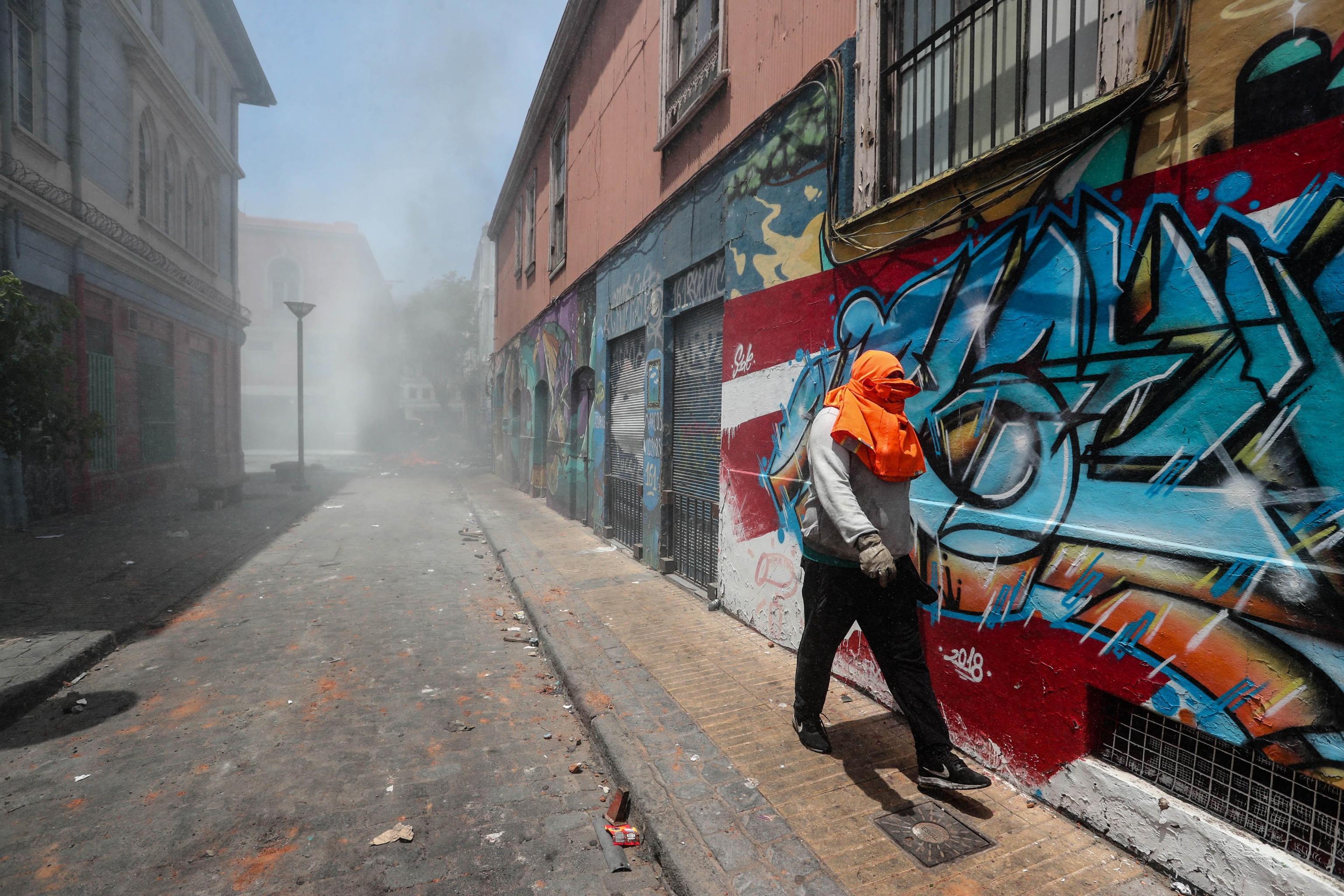 I gas lacrimogeni lanciati dalla polizia non frenano gli operai portuali, per l'occasione mascherati I gas lacrimogeni lanciati dalla polizia non frenano gli operai portuali, per l'occasione mascherati