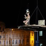 Un artista si esibisce durante la presentazione di "Mas cerca de las Estrella" della compagnia italiana "Studio Festi" in Plaza de Bolìvar, a Bogotà