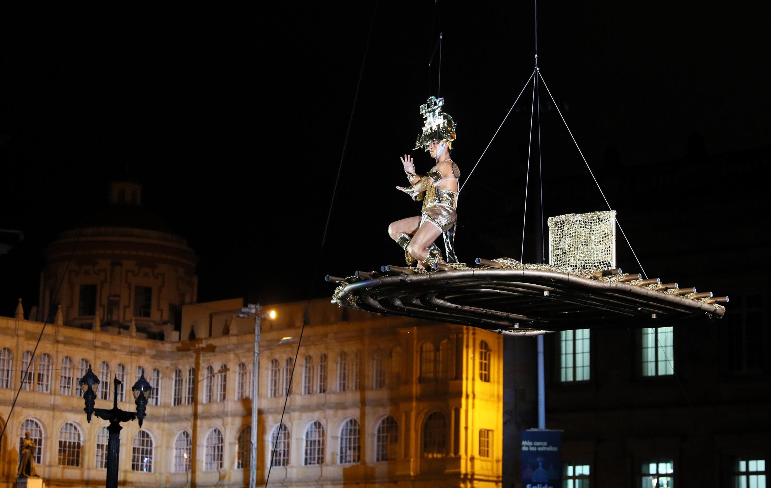 Un artista si esibisce durante la presentazione di "Mas cerca de las Estrella" della compagnia italiana "Studio Festi" in Plaza de Bolìvar, a Bogotà