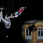 In "Plaza de Bolìvar", un artista durante la sua esibizione dello spettacolo pirotecnico natalizio In "Plaza de Bolìvar", un artista durante la sua esibizione dello spettacolo pirotecnico natalizio