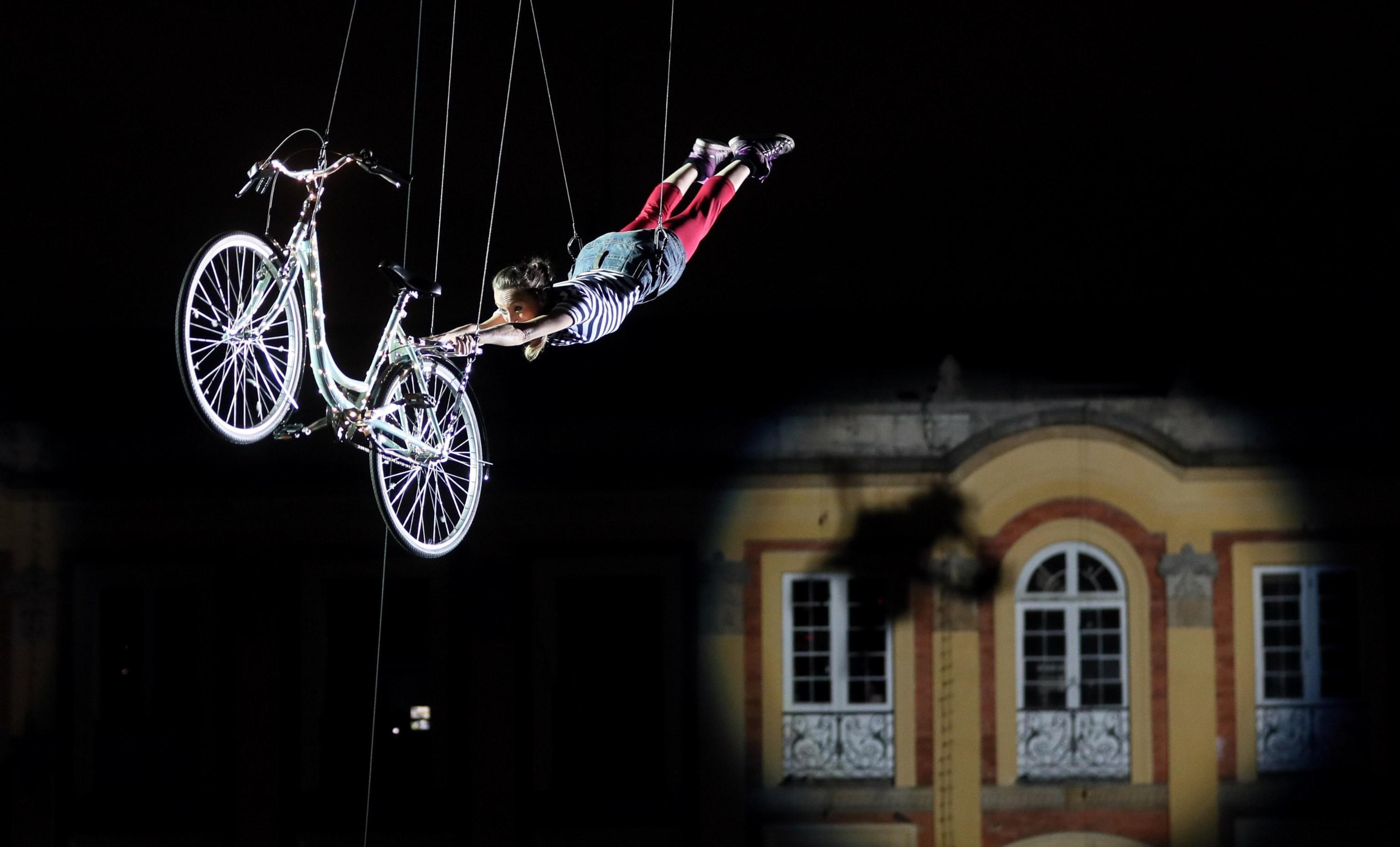 In "Plaza de Bolìvar", un artista durante la sua esibizione dello spettacolo pirotecnico natalizio In "Plaza de Bolìvar", un artista durante la sua esibizione dello spettacolo pirotecnico natalizio
