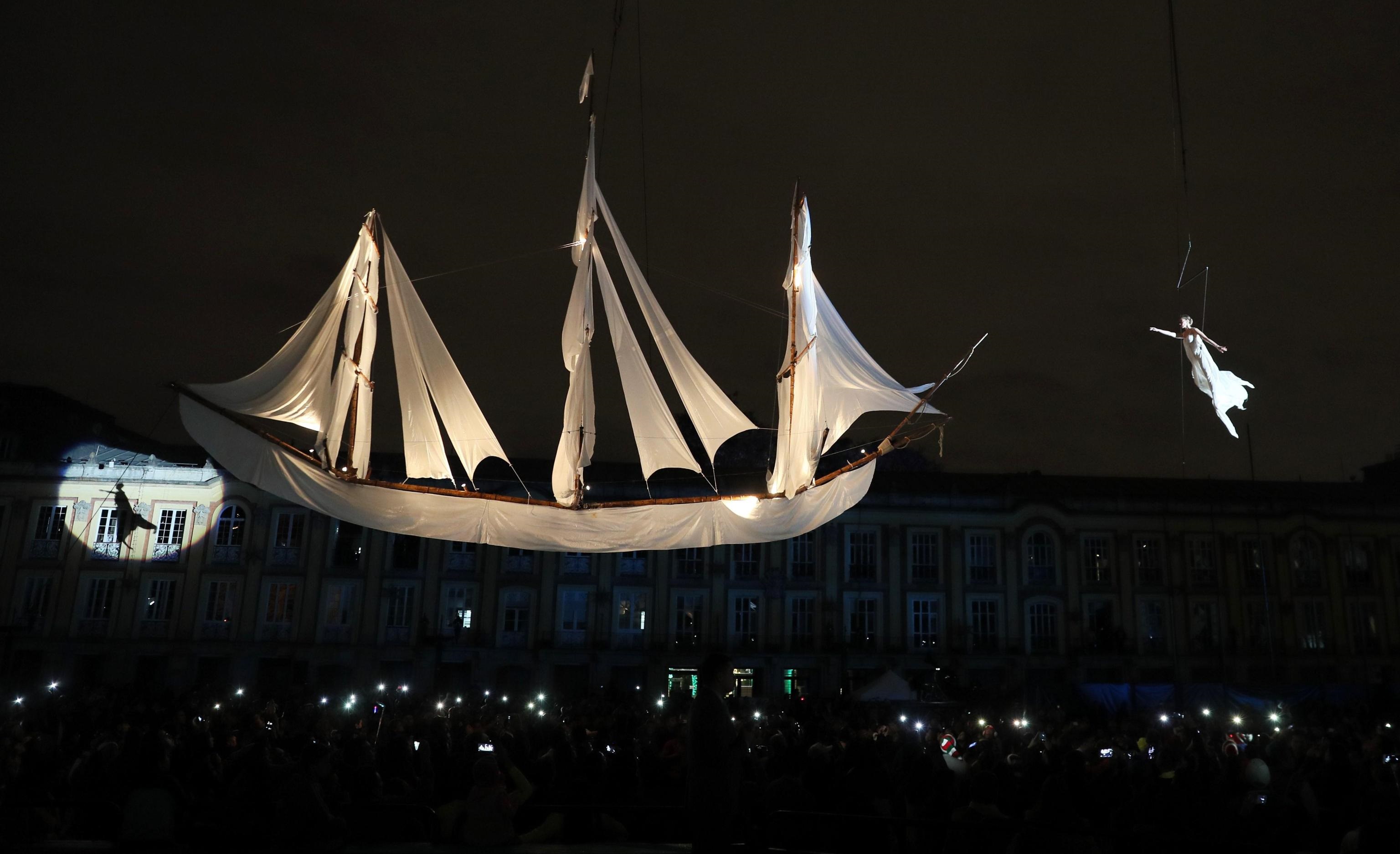 Un dettaglio delle caravelle che animano lo spettacolo delle luci e pirotecnico Un dettaglio delle caravelle che animano lo spettacolo delle luci e pirotecnico