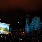 La folla in piazza che assiste a una proiezione durante lo spettacolo La folla in piazza che assiste a una proiezione durante lo spettacolo