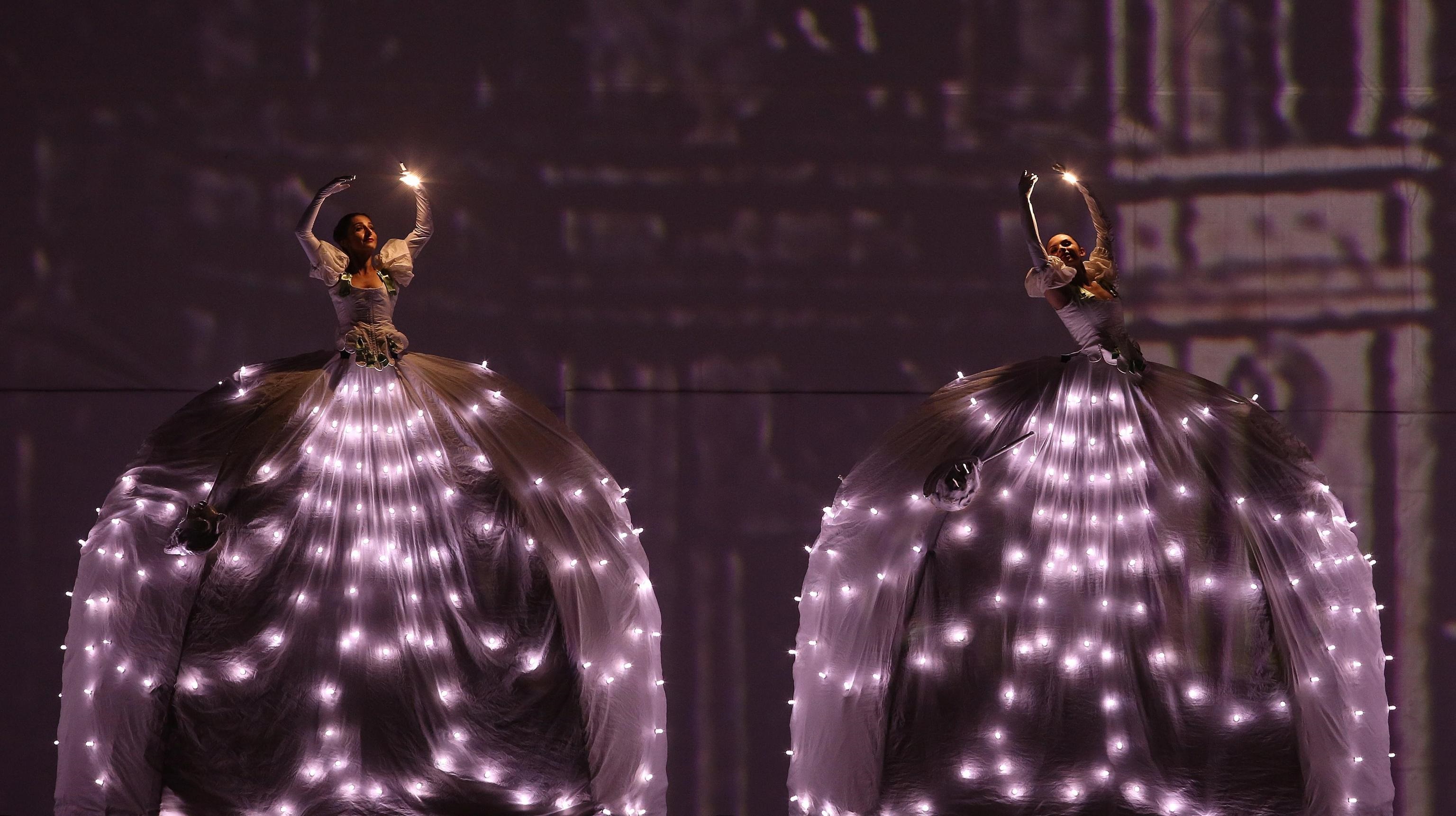 In scena le luci, altra caratteristica predominante della performance degli artisti della compagnia italiana in piazza a Bogotà