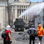 Le forze dell'ordine utilizzano idranti contro i manifestanti Le forze dell'ordine utilizzano idranti contro i manifestanti