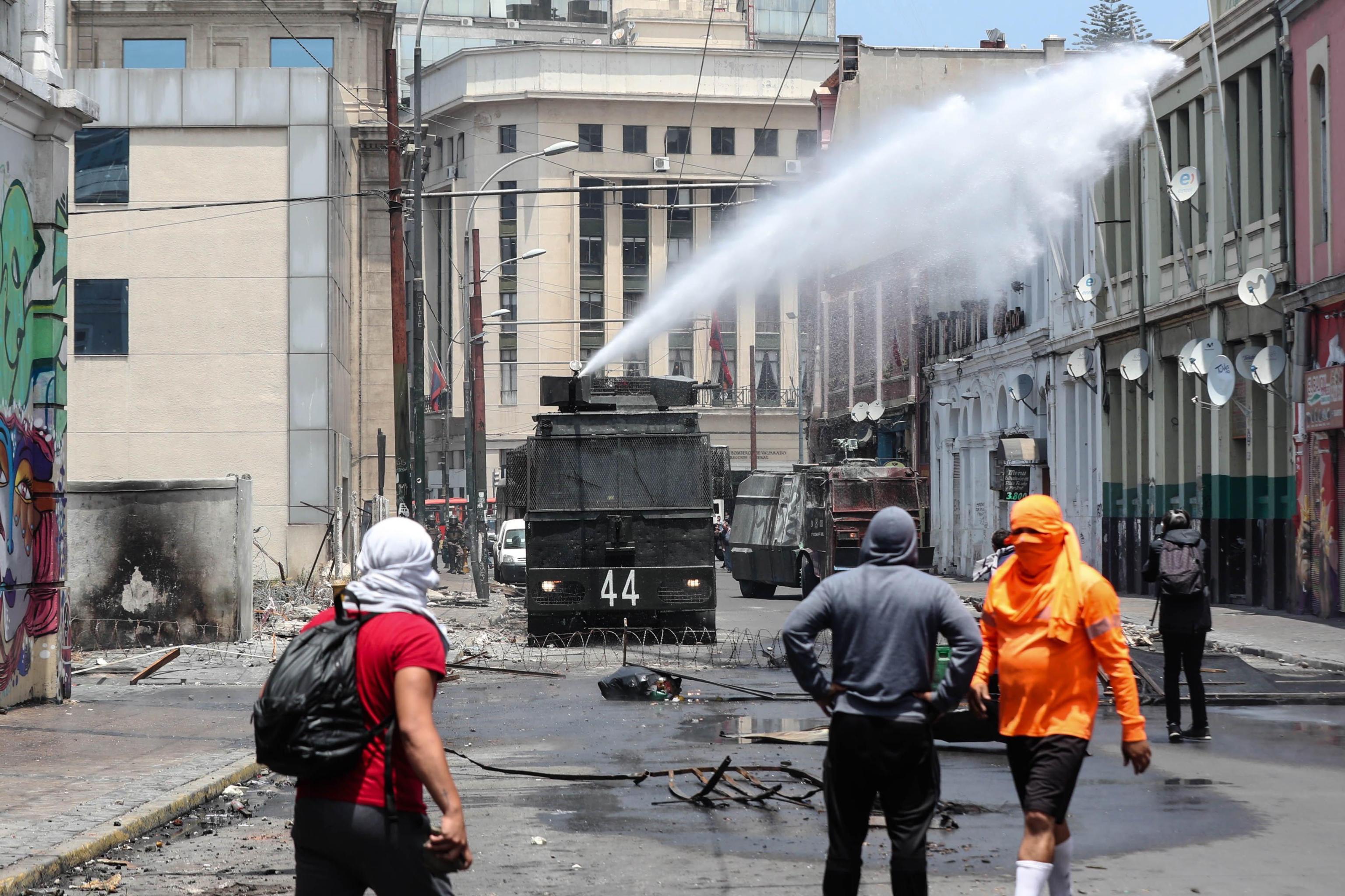Le forze dell'ordine utilizzano idranti contro i manifestanti Le forze dell'ordine utilizzano idranti contro i manifestanti