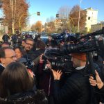 Stefano Parisi accerchiato dai cronisti. È stato tra i primi esponenti politici ad intervenire sul posto