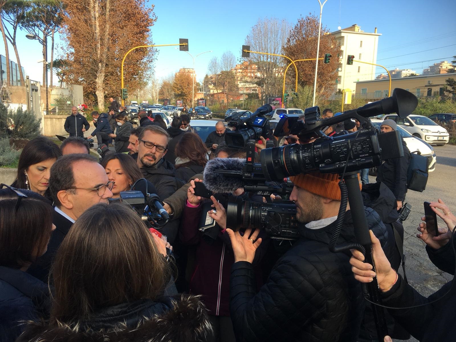 Stefano Parisi accerchiato dai cronisti. È stato tra i primi esponenti politici ad intervenire sul posto