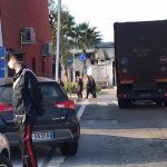 Carabinieri intervenuti sul posto indossano mascherine per proteggersi dalle polveri tossiche sprigionate dall'incendio