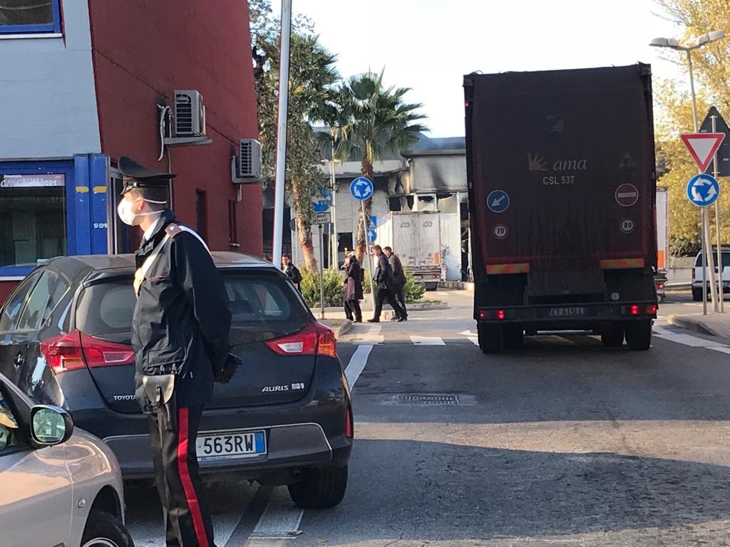 Carabinieri intervenuti sul posto indossano mascherine per proteggersi dalle polveri tossiche sprigionate dall'incendio