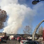 L'ingente dispiegamento di vigili del fuoco, che dall'alba controlla l'incendio