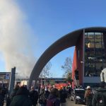 Folla di curiosi all'ingresso dell'impianto di smaltimento rifiuti dell'Ama in cui è divampato l'incendio