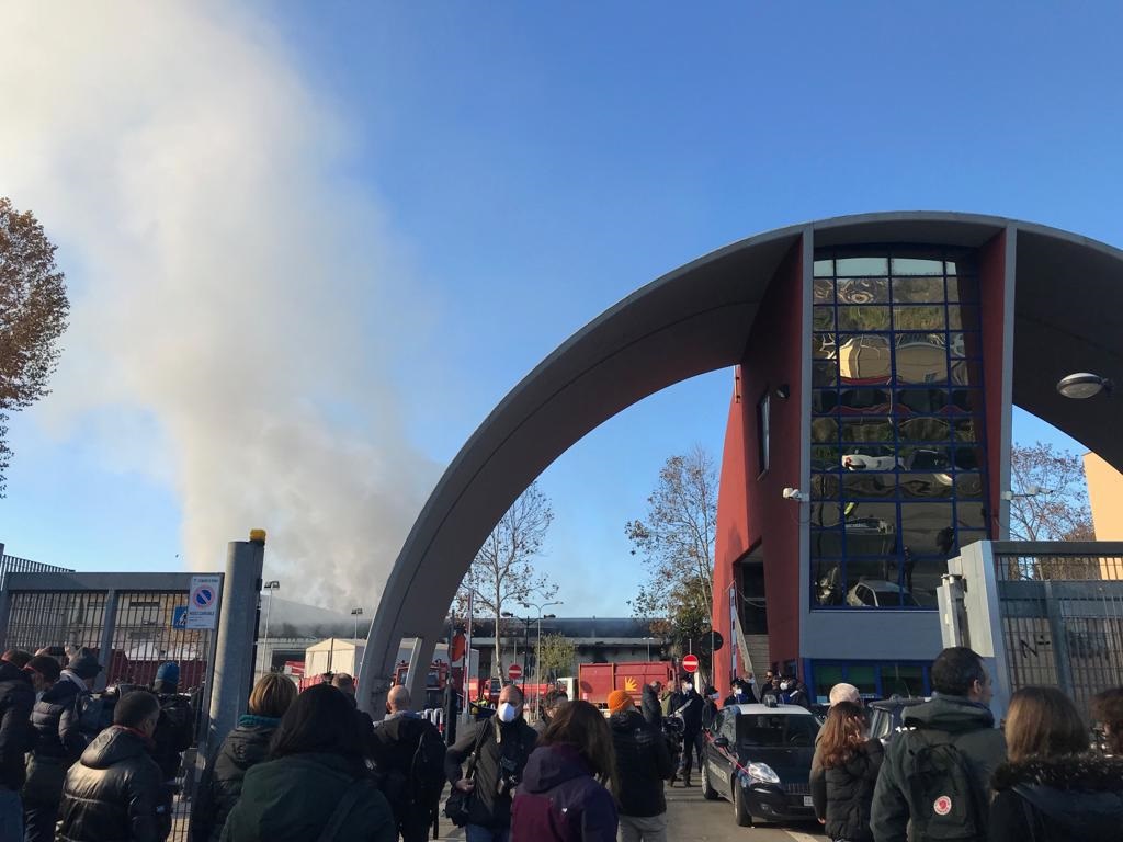 Folla di curiosi all'ingresso dell'impianto di smaltimento rifiuti dell'Ama in cui è divampato l'incendio