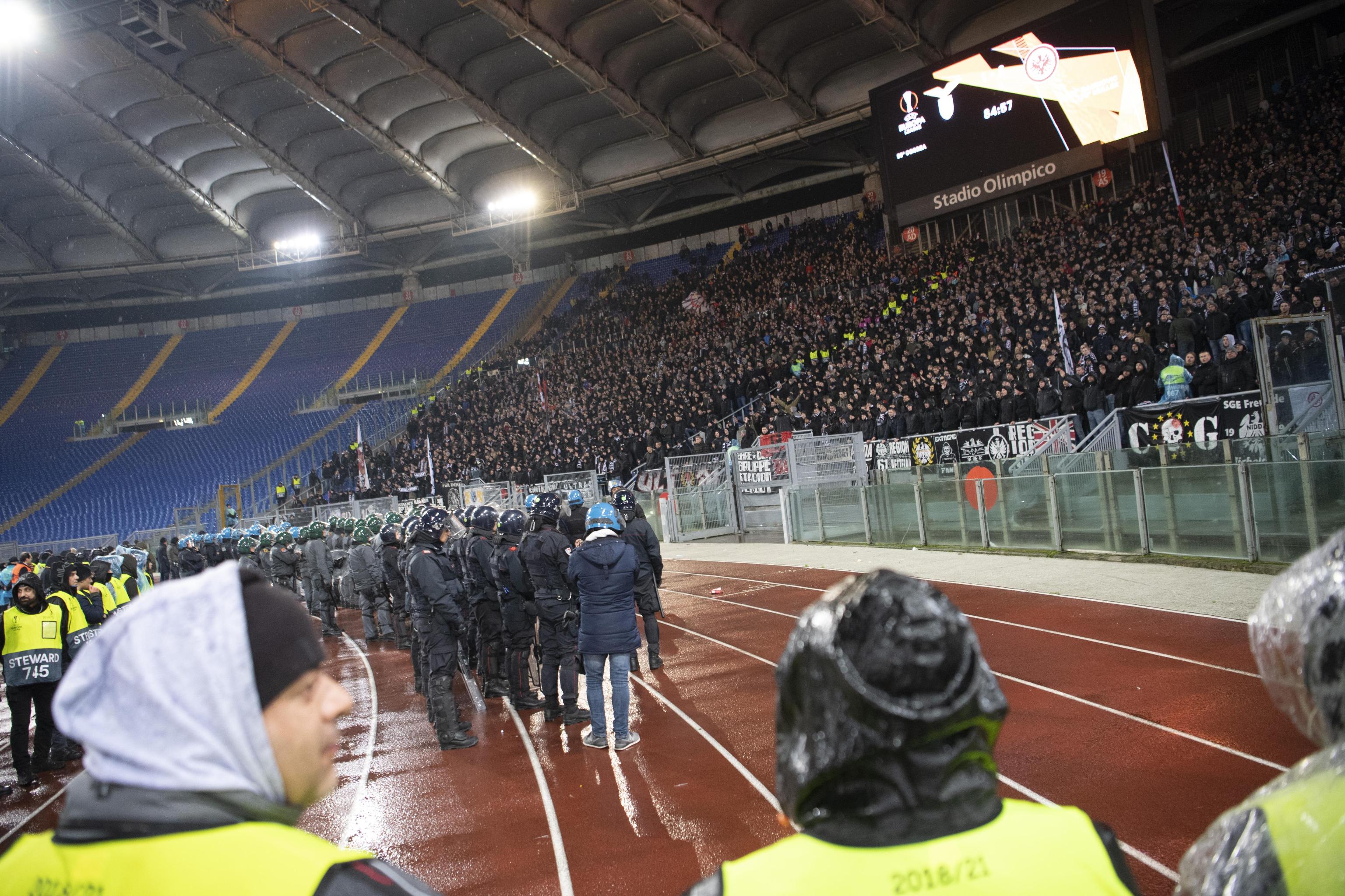 I disagi proseguono anche all'interno del settore riservato ai tifosi dell'Eintracht. La polizia si schiera per evitare invasioni di campo