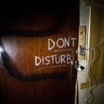 La frase "Don't disturb" all'interno dello stabile sgomberato oggi a Roma
