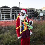 Un abitante vestito da Babbo Natale, presente nei pressi dell'ex fabbrica di penicillina sgomberata a Roma
