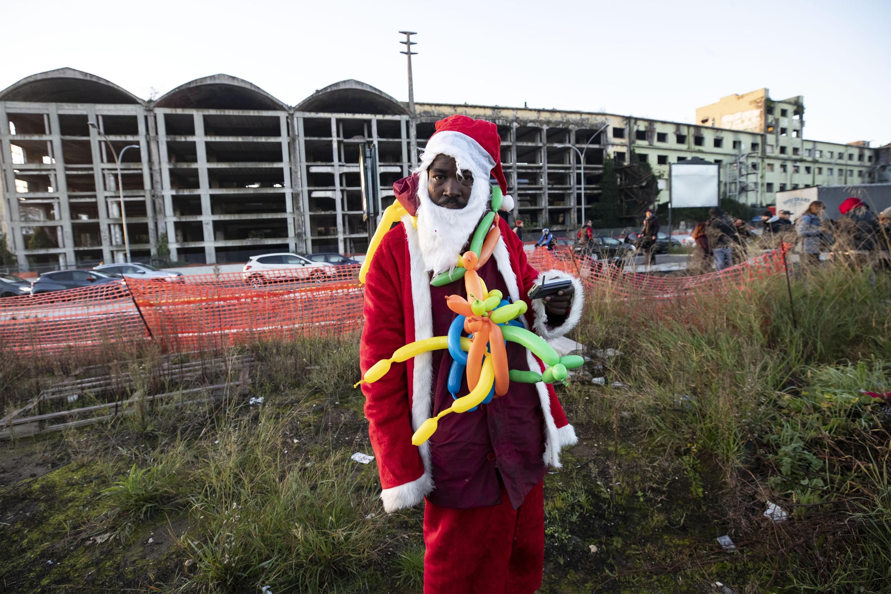 Un abitante vestito da Babbo Natale, presente nei pressi dell'ex fabbrica di penicillina sgomberata a Roma