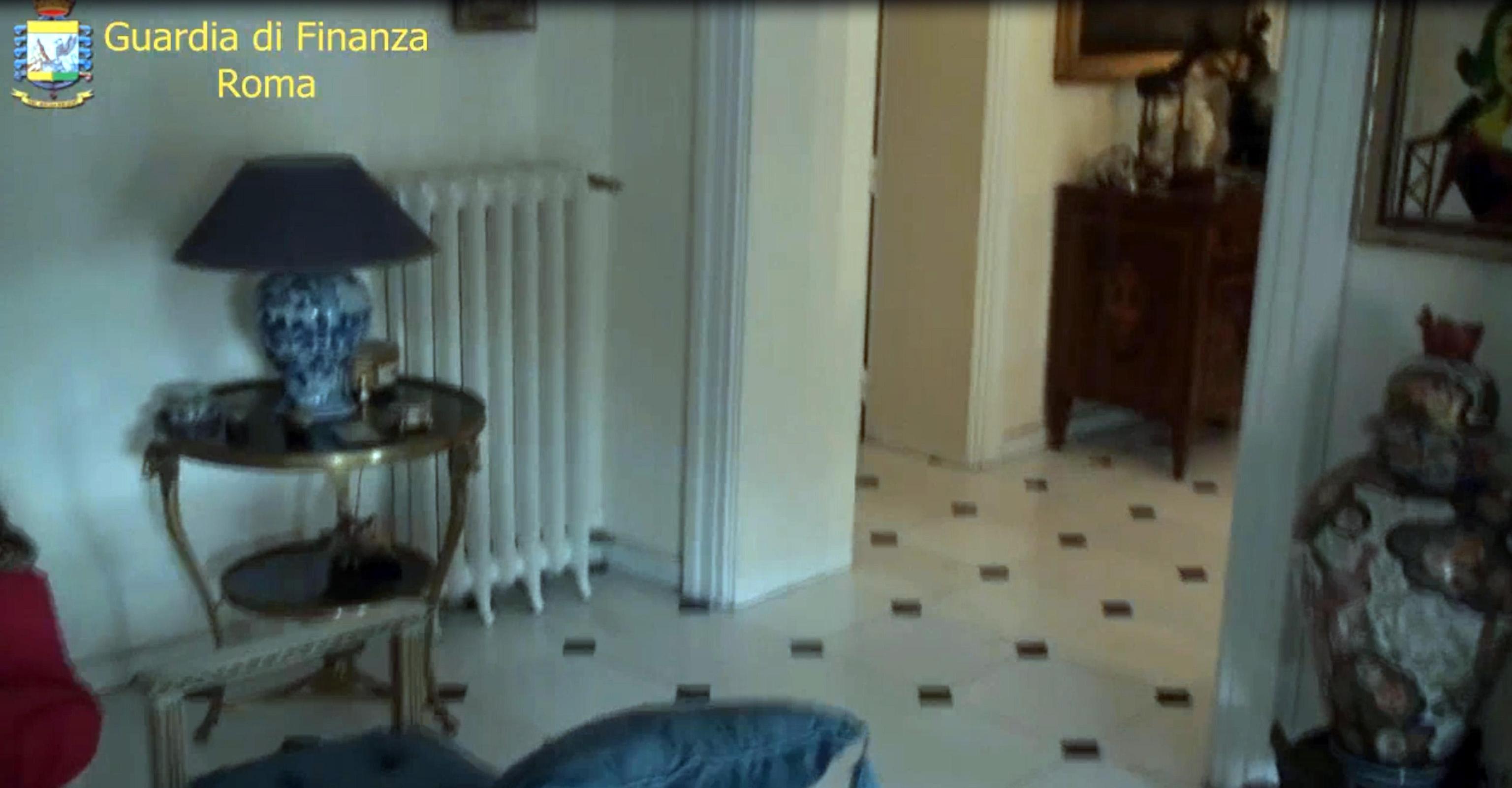 Sequestrati 25 milioni tra immobili, auto, opere d'arte, società e conti bancari. Qui l'interno di un immobile