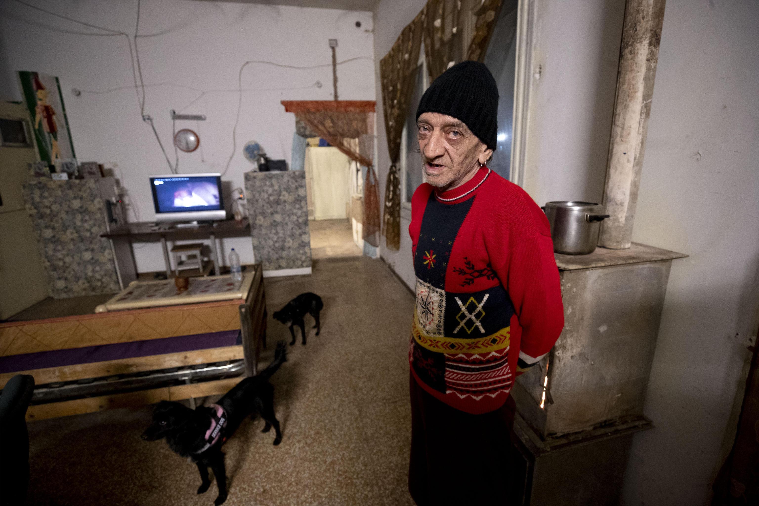 Franco, l'uomo che abitava nello stabile sgomberato oggi in via Tiburtina a Roma