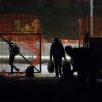 Un occupante si allontana con un trolley, prima dello sgombero dello stabile di via Tiburtina