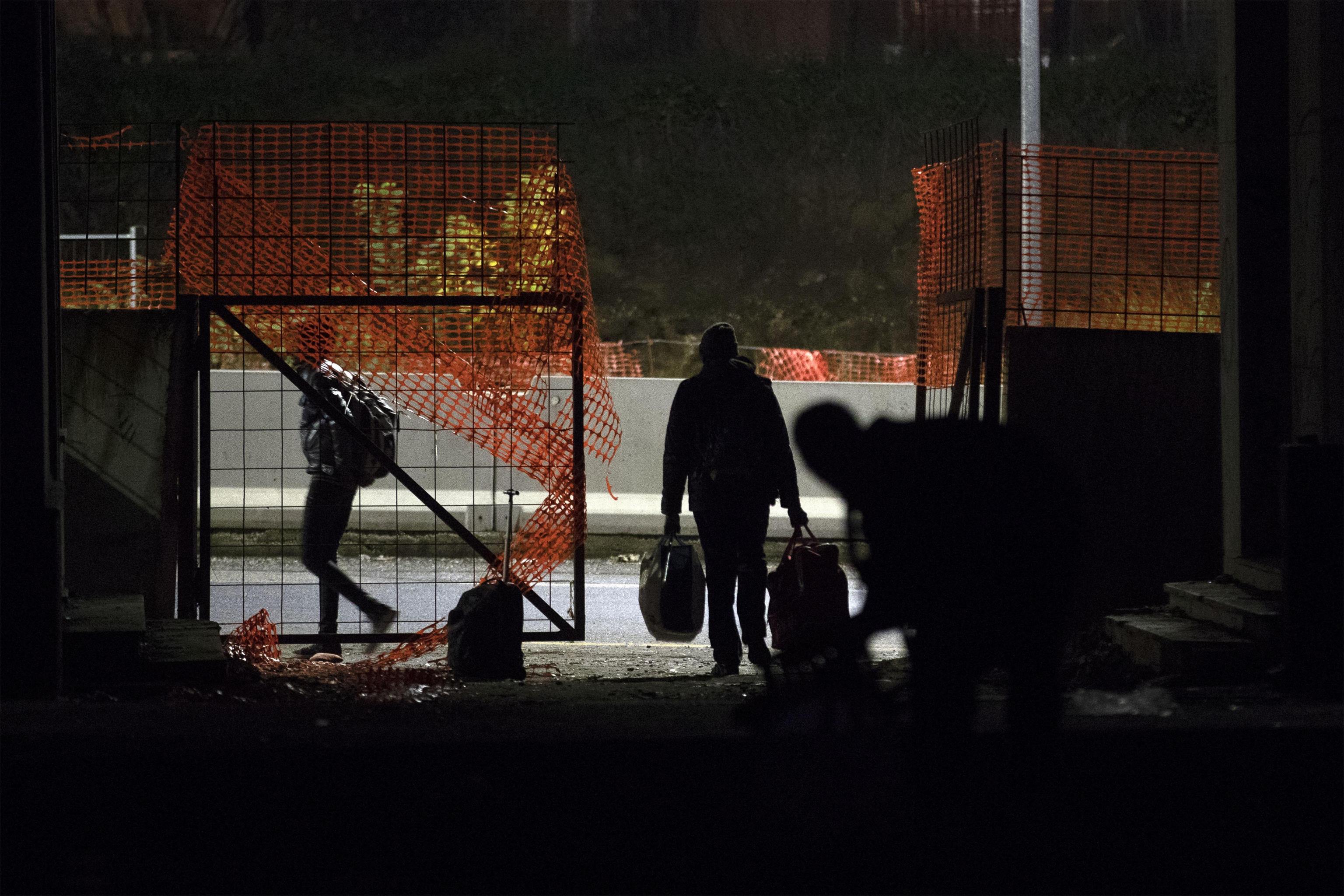 Un occupante si allontana con un trolley, prima dello sgombero dello stabile di via Tiburtina
