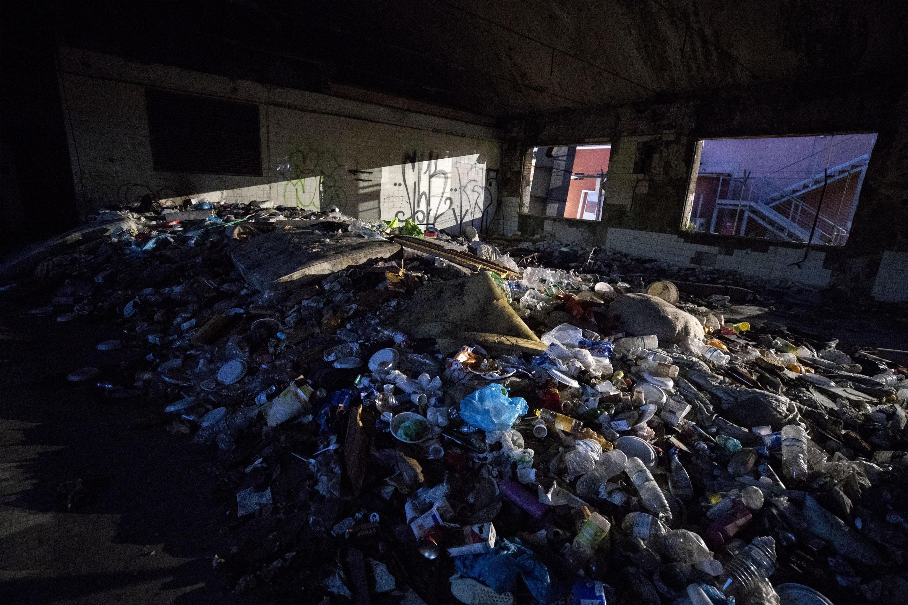 Le condizioni dell'interno dell'ex fabbrica di penicillina sgomberata oggi a Roma