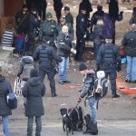 Un momento dello sgombero di via Tiburtina. Al centro della foto Franco e i suoi cani, tra gli sgomberati
