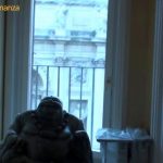 Gli interni sfarzosi dell'attico e la vista sulla fontana