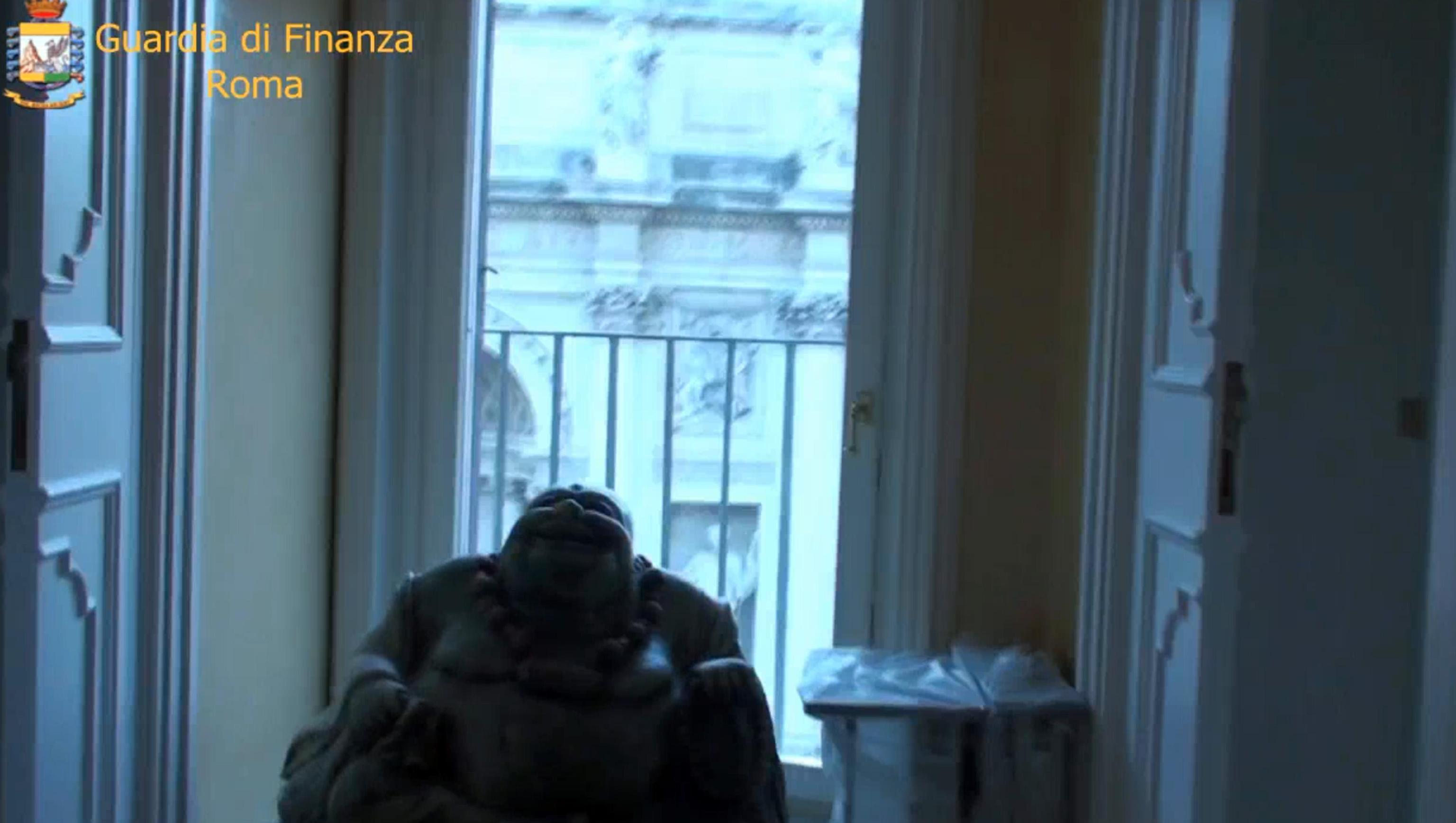 Gli interni sfarzosi dell'attico e la vista sulla fontana