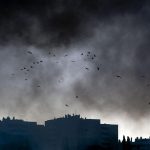 La nube tossica ha allarmato i cittadini delle zone limitrofe ed è stata percepita anche in centro città. Foto Ansa