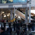 L'evacuazione dei passeggeri sconvolti dalla stazione per semplificare e velocizzare i soccorsi