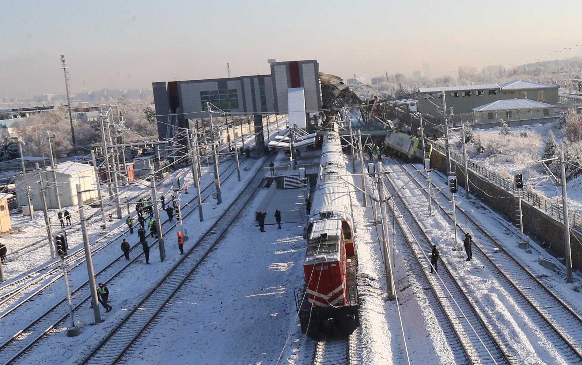 Il terribile incidente ha ostruito la linea ferroviaria adibita all'alta velocità