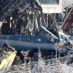 Il treno si è schiantato a tutta velocità contro un cavalcavia, distruggendo la parte anteriore, ridotta ad un groviglio di lamiere