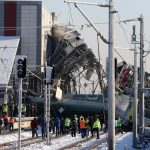 Il groviglio di lamiere e macerie complica le operazioni di soccorso
