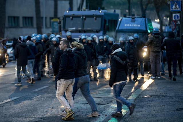 Primi scontri tra tifosi ospiti e le forze dell'ordine al di fuori dello Stadio Olimpico di Roma