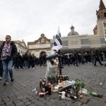 Emerge una bandiera dell'Eintracht su un sacchetto dell'immondizia. Diventa il simbolo della conquista di Piazza del Popolo