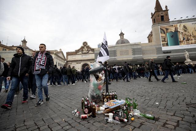 Emerge una bandiera dell'Eintracht su un sacchetto dell'immondizia. Diventa il simbolo della conquista di Piazza del Popolo