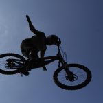 Uno dei partecipanti ripreso dal basso mentre esegue un'acrobazia Uno dei partecipanti ripreso dal basso mentre esegue un'acrobazia