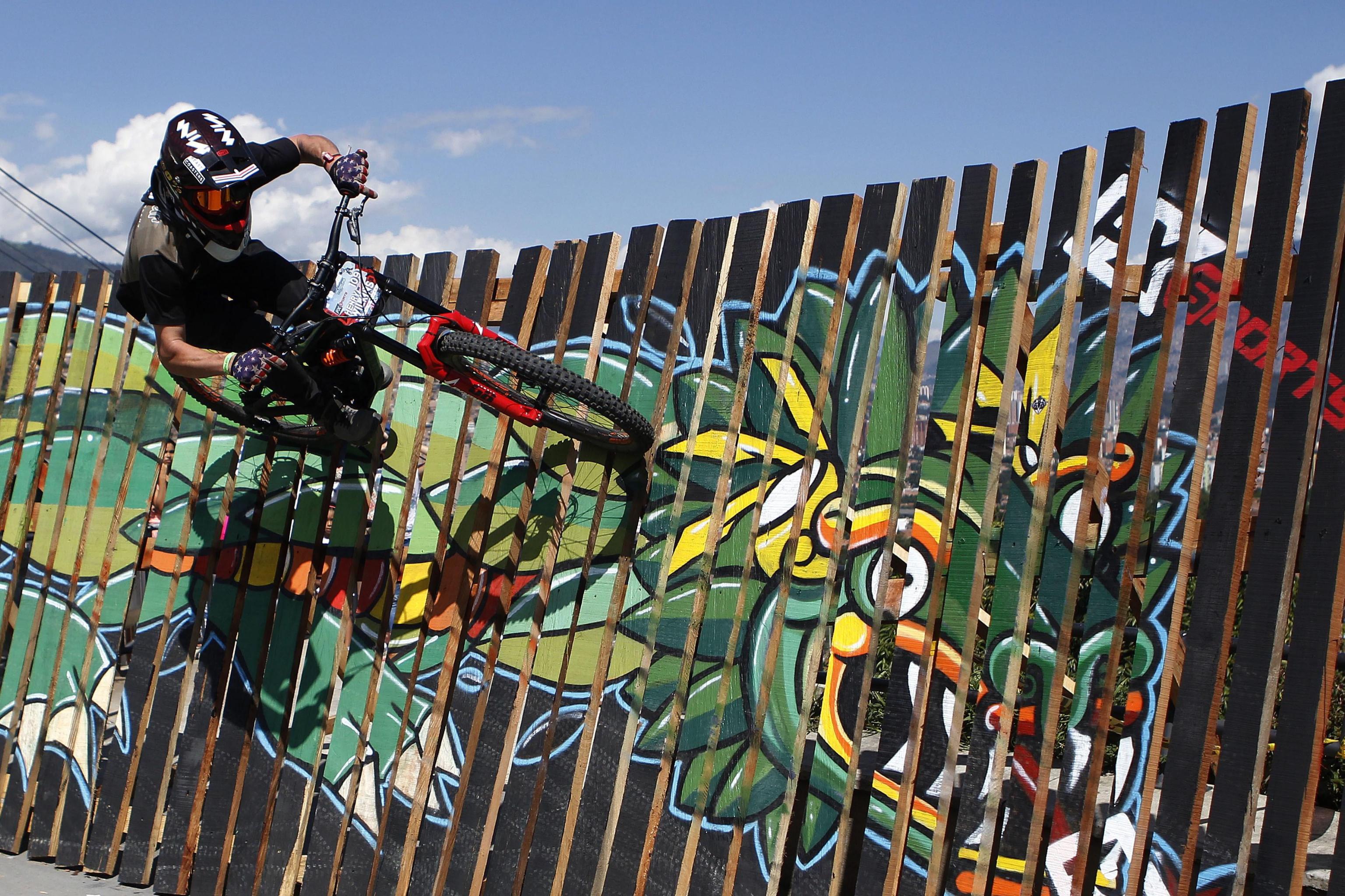 Henry Wilkins, statunitense, esegue un wall-ride su un muro di assi di legno dipinte Henry Wilkins, statunitense, esegue un wall-ride su un muro di assi di legno dipinte